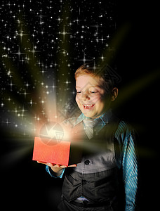 拿着礼物的男孩博伊特微笑并拿着礼物在魔术包装设计图片