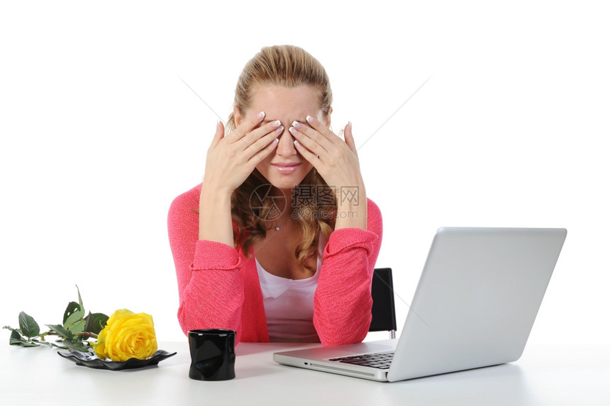 在电脑上哭泣的女人孤立在白色背景上图片