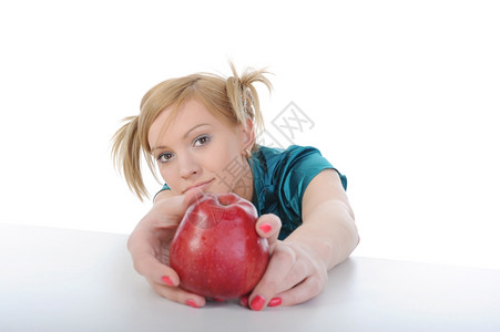 桌子上有苹果的美丽年轻女孩图片