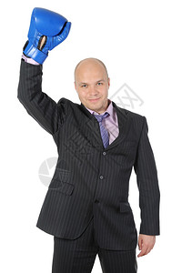 带着拳击手套的商人举起来图片