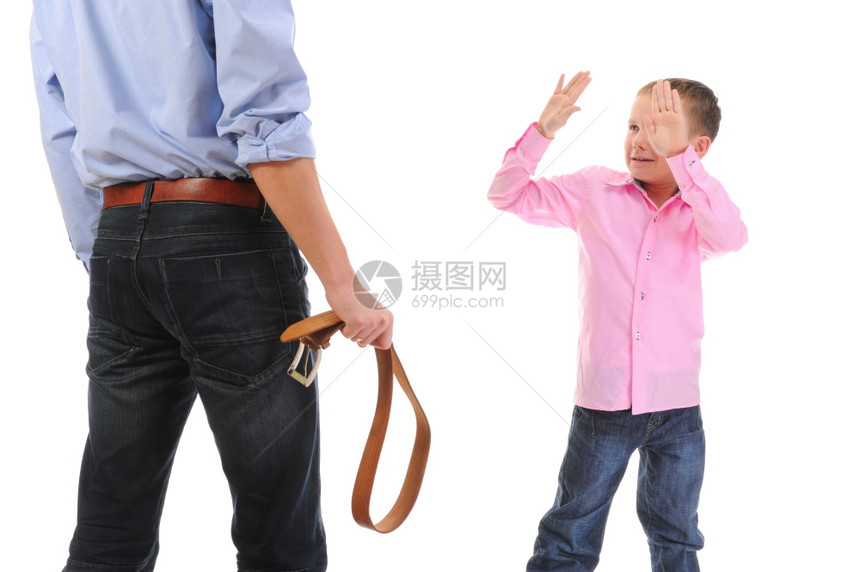 严酷的父亲惩罚他儿子孤立于白人背景图片