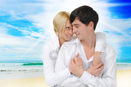 在阳光明媚的热带海滩上幸福的情侣图片