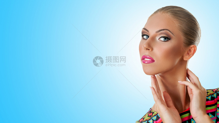专业化妆概念美容和完皮肤的年轻女肖像彩色背景图片