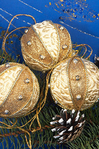 圣诞节日配有树枝松和节日球背景图片