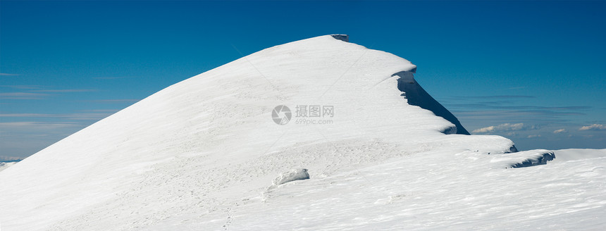 冬季山脉脊上面满是积雪帽和蓝天空背景的雪板足迹乌克兰喀尔巴阡山斯维多茨脉布莱兹尼察山德拉霍布特滑雪胜地两张针缝合图图片