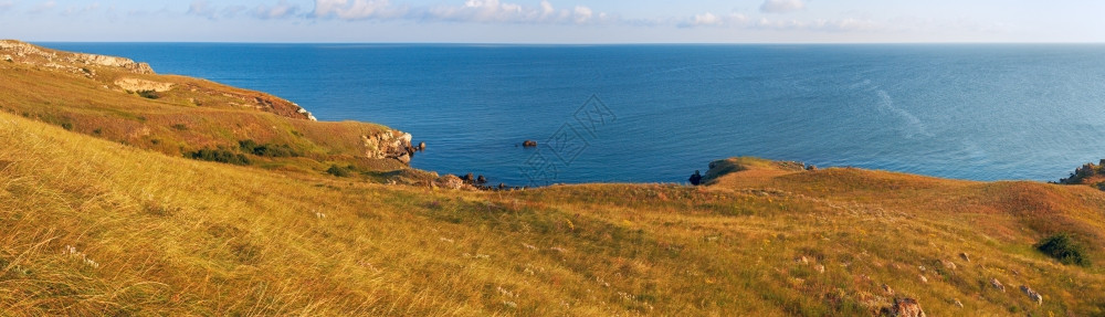 海滨有小岩石环礁湖和沿海草地五拍综合图片图片