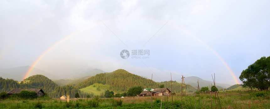 雨后山村的彩虹图片