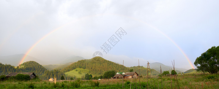 雨后山村的彩虹图片
