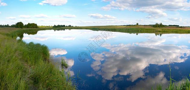夏季匆忙的湖面全景云层反射五拍综合图片图片