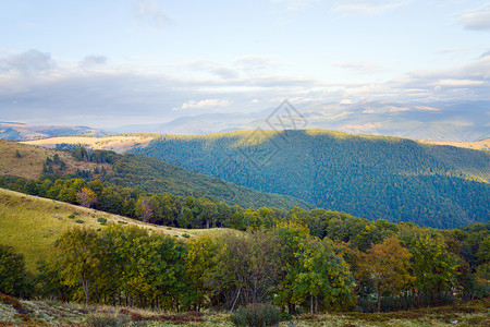 喀尔巴阡山乌克兰秋天风貌绿林和覆天图片