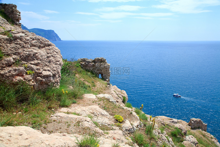 从Balaclava乌克兰尼里梅亚海岸热那塞堡垒的夏季海景图片