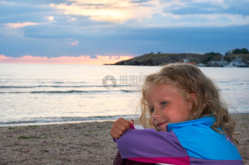 晚上沙傍海滨岸的小女孩肖像图片