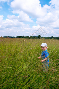 夏天草原上高地的小男孩图片