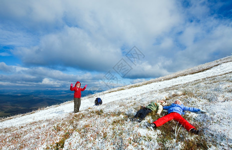 10月喀尔巴阡山博加瓦高原第一次冬季雪和有孩子的母亲乌克兰高清图片素材