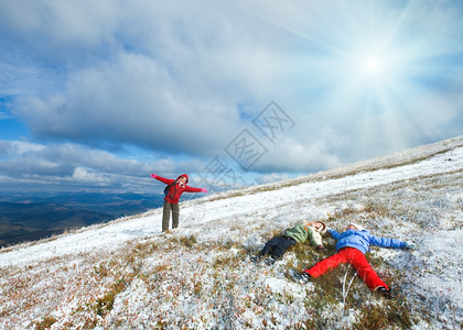 10月喀尔巴阡山博加瓦高原首度冬季雪母亲带孩子取乐白天高清图片素材