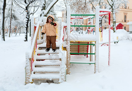 冬天城市公园的快乐小男孩图片