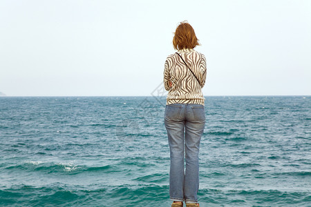 春浪音乐节女人看见蓝春浪海背景