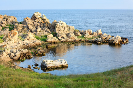 小型岩状海环礁湖和沿草图片