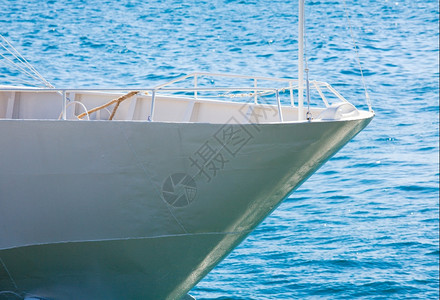 游艇和海面后的白色游艇和海水表面图片