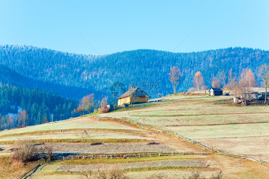 秋天山区风景和坡上的房屋喀尔巴阡山乌克兰图片