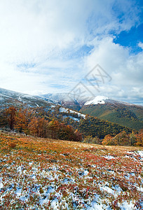 高原下的雪景图片