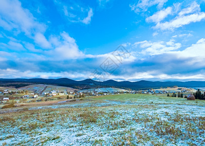 10月第一次冬季雪和村庄的喀尔巴阡山高原霜高清图片素材
