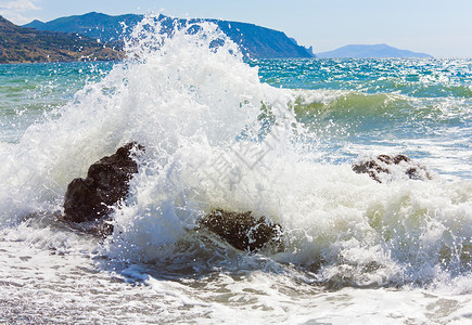 海岸线浪断和地平线右侧梅根角海浪断克里米亚乌兰高清图片