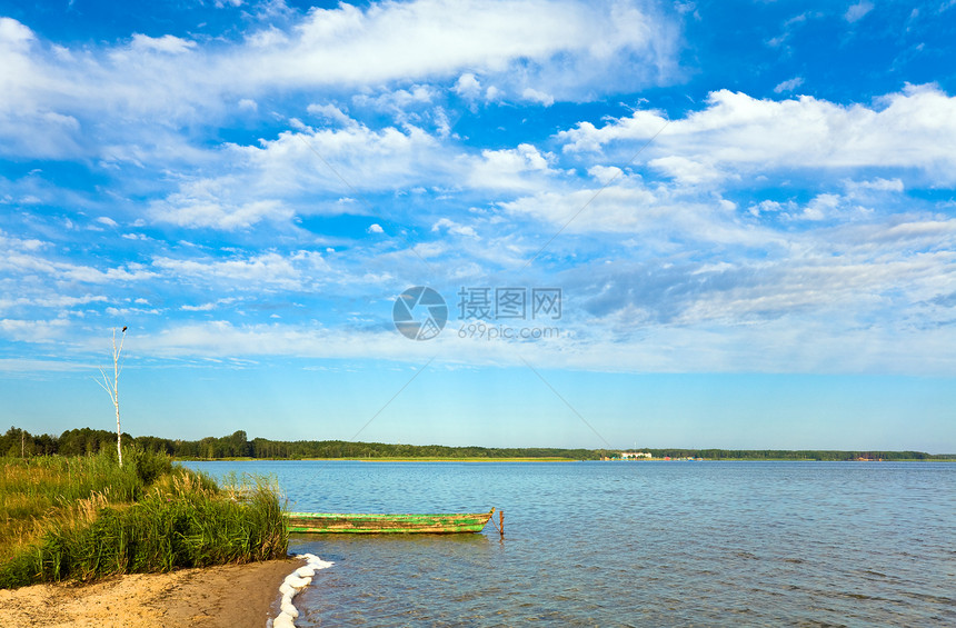 夏季漫游湖风景与木船在岸边图片