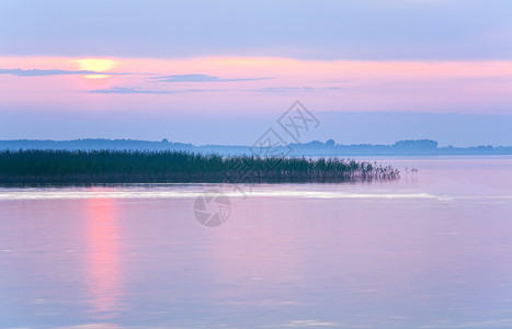 湖日落暗景与水表面的阳光路径斯维提亚兹乌克兰高清图片
