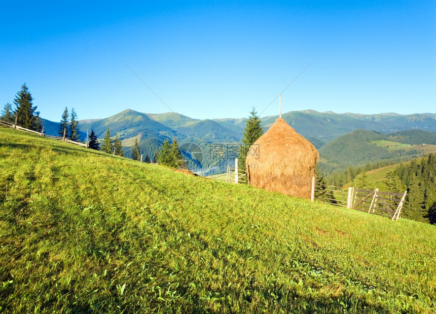 夏季山村与田地和干草堆图片