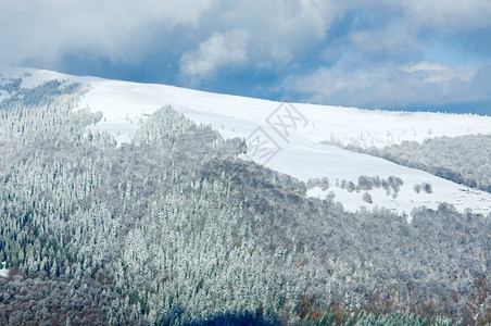十月的山景第一次冬季雪和去年秋天的多彩叶子在遥远的山边高原高清图片素材