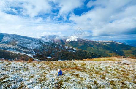10月喀尔巴阡山博加瓦高原冬季第一次下雪女孩在散步寒冷的高清图片素材