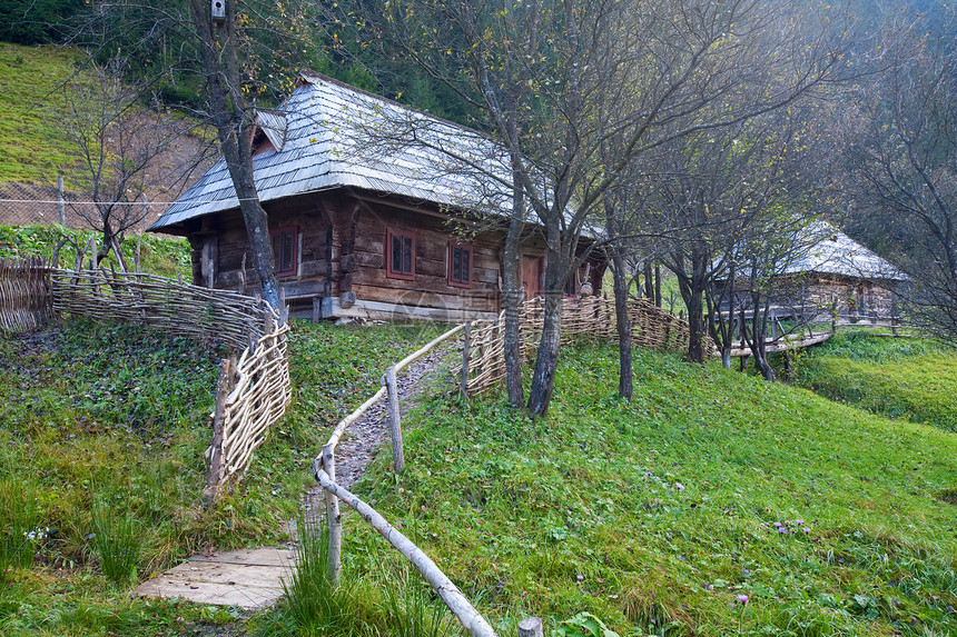 有木屋的秋雾山村喀尔巴阡乌克兰图片