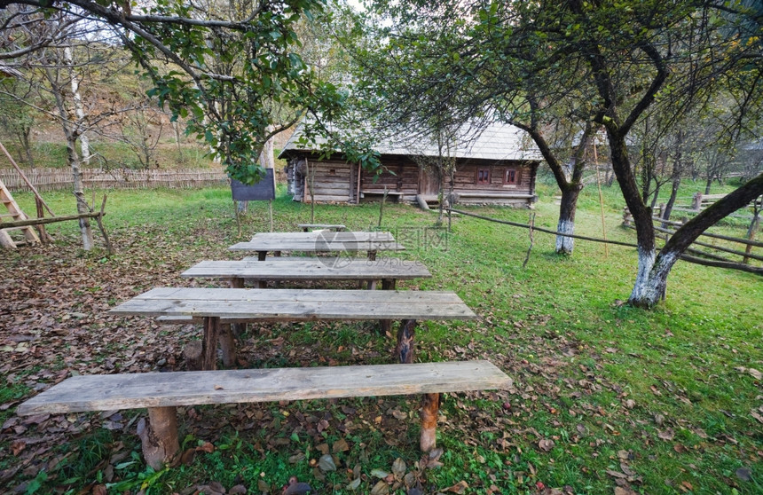 有木屋的秋米山村喀尔巴阡乌克兰图片