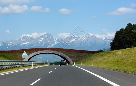 山边和高速公路塔特拉斯泉水与雪洛伐克图片