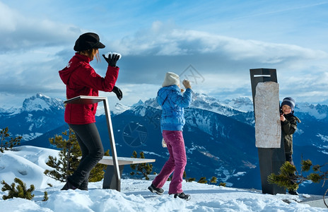 家庭有两个孩子的母亲在冬季山坡上玩雪球意大利RitnerHorn图片
