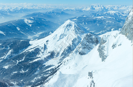 从达克斯坦山山丘顶部到施拉明和菲尔兹穆斯地区奥地利的冬季朦胧的脉络图片