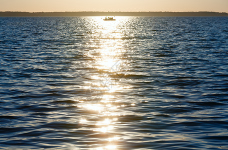 日落夏季湖面的渔船图片
