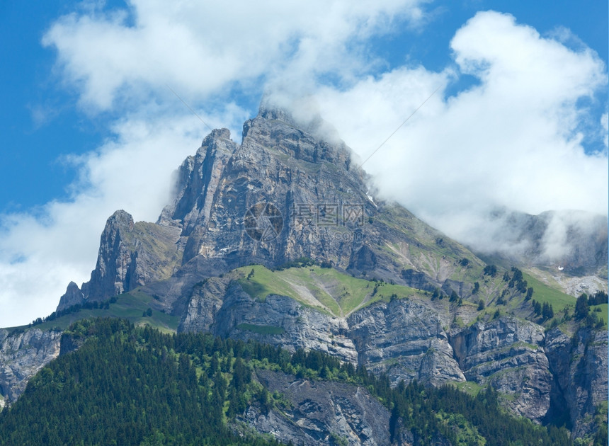 来自Pacy湖法国查莫尼克斯的Blanc山群夏季景象图片