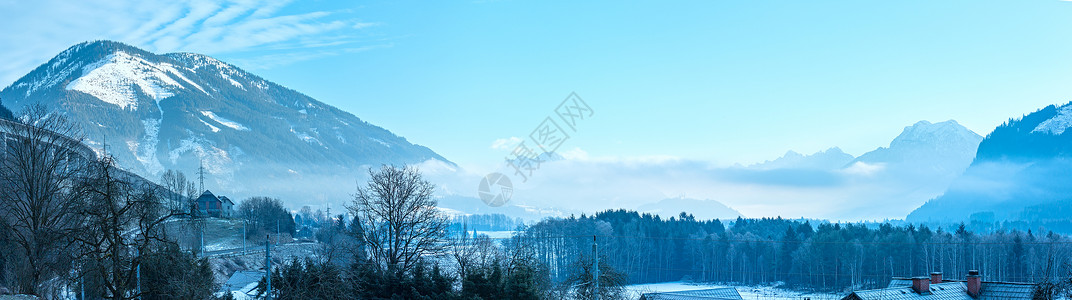 冬季山区村的荒凉地貌云层低奥地利图片
