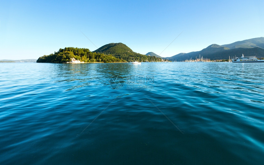 海湾的探险船Hazy夏季莱夫卡达海岸景观尼德里希腊爱奥尼亚海图片