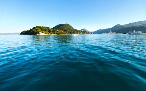 比探险岛海湾的探险船Hazy夏季莱夫卡达海岸景观尼德里希腊爱奥尼亚海背景