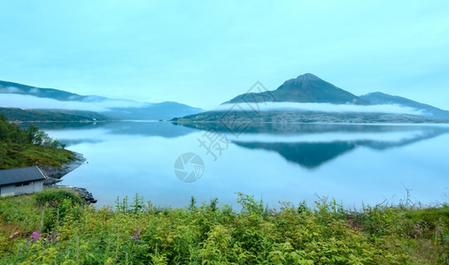 Fjord夏季风云多海岸上房屋挪威Meloy图片