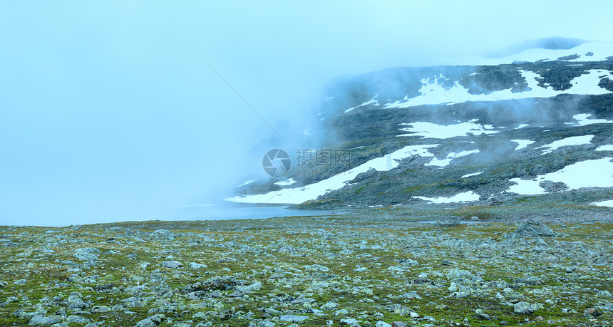 夏季山雾湖和雪挪威奥兰德杰莱特图片