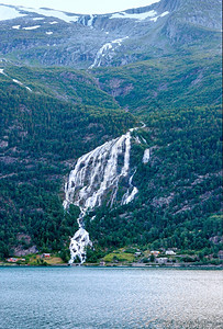 美丽的夜晚Hardangerfjord风景与瀑布挪威奥达背景图片