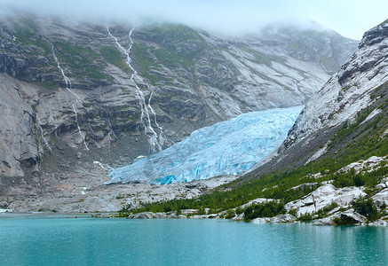 尼加尔德斯伯雷瓦特内特湖和夏季多云的尼加尔德斯伯林冰川挪威图片