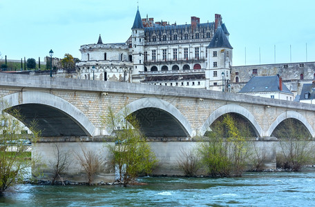 位于卢瓦尔河岸法国的安伯伊西皇家城堡春季市观图片素材