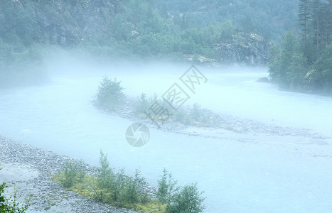 山河上弥漫着浓雾挪威图片