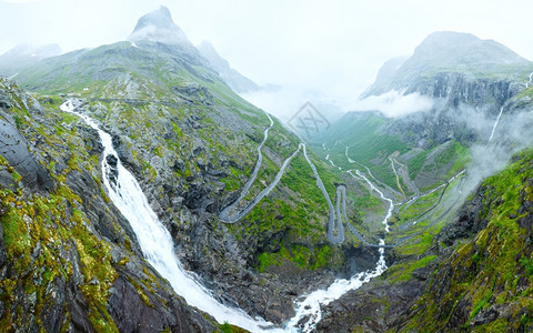 山坡上带有瀑布的夏季山云挪威图片