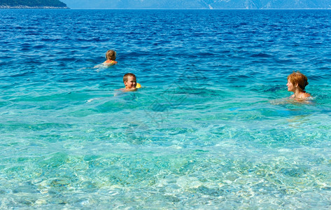 一家人在海里洗澡暑假希腊凯法隆尼亚海滩安提萨莫斯求助高清图片素材